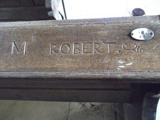 Nom gravé sur banc d'église