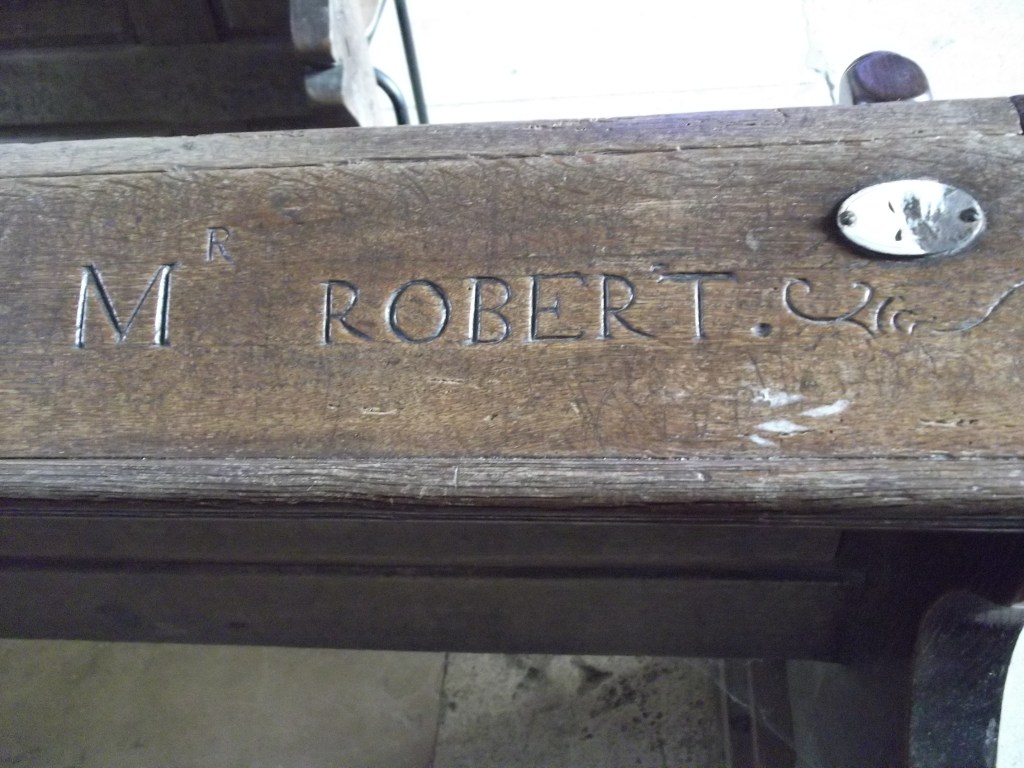 Nom gravé sur banc d'église